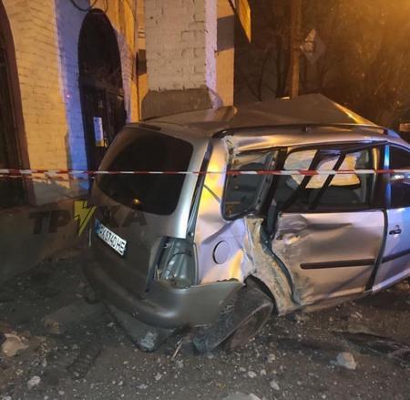 В Харькове автомобильная погоня закончилась ДТП: Volkswagen врезался в дом