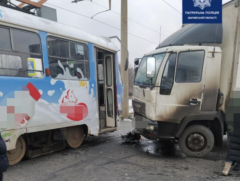 В Харькове произошло тройное ДТП с грузовиком: 2 пострадавших