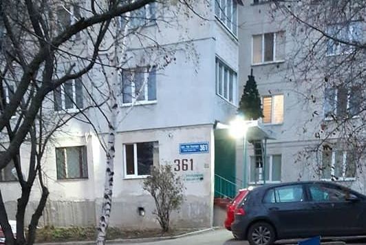 В Харькове жильцы одного из домов установили елку на козырьке подъезда