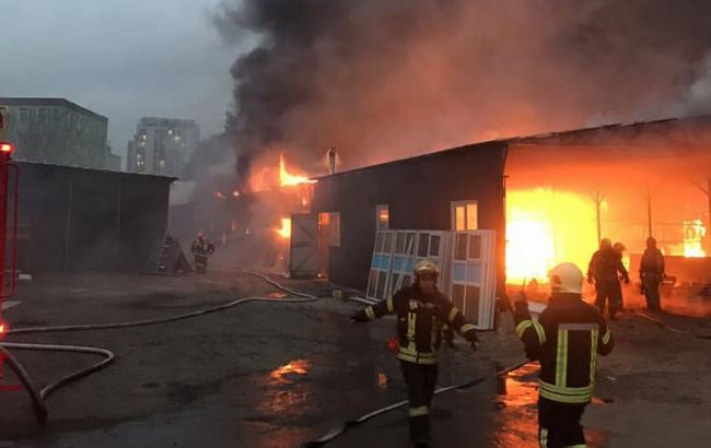 На Святошино в Киеве горят склады