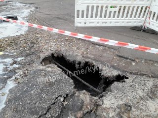 В Киеве на Дарнице из-за аварии водопровода затопило припаркованные автомобили
