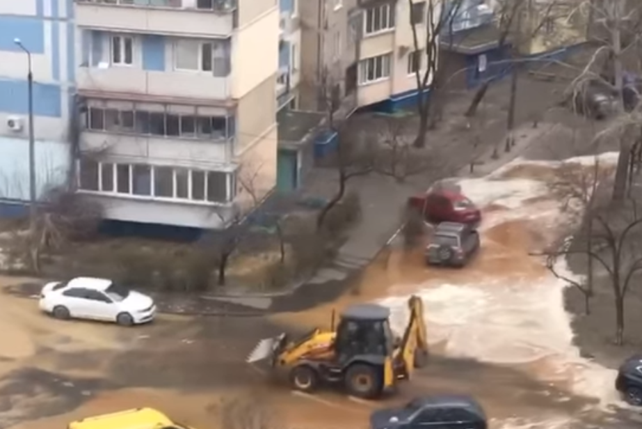 В Киеве на Троещине затопило улицу