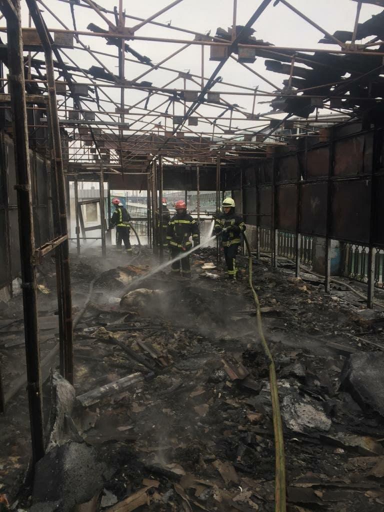 В Киеве возле речного вокзала загорелся уличный павильон