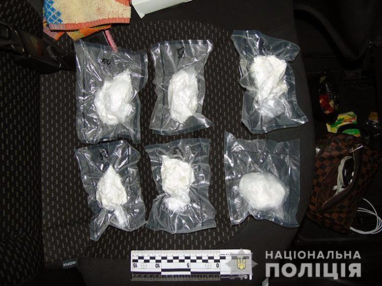 В Киеве молодой таксист приторговывал наркотиками