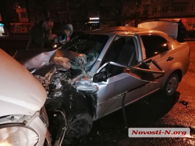 В Николаеве на проспекте Chevrolet врезался в припаркованную «Газель»
