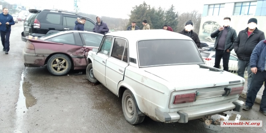В Николаевской области столкнулись 4 авто