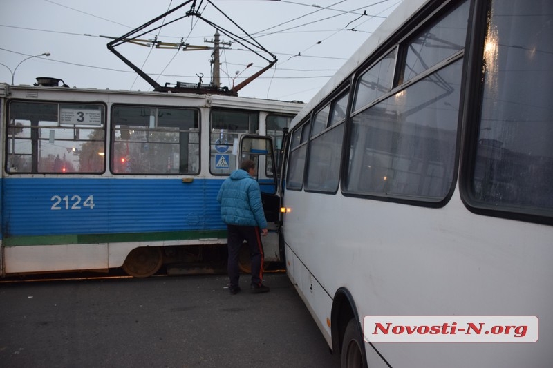 В Николаеве столкнулись маршрутка и трамвай
