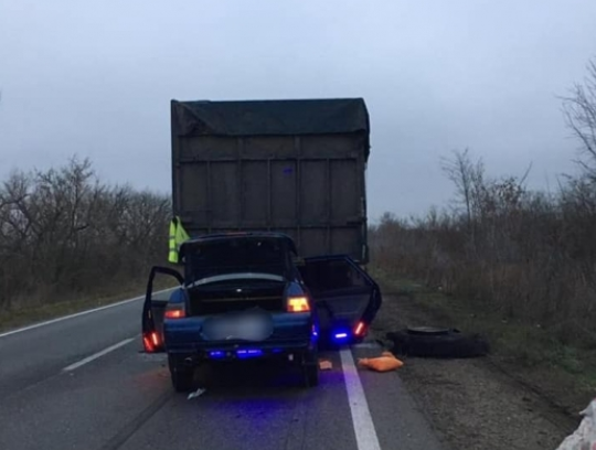 В Николаеве водитель ВАЗа врезался в грузовик и погиб
