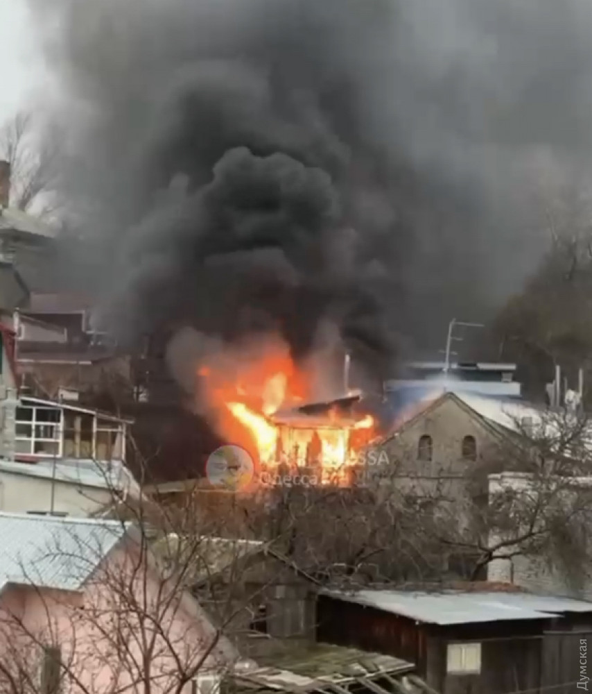 Дым на весь район: в Одессе пылала пристройка жилого дома