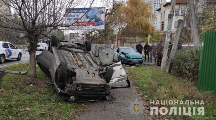 В Одессе после ДТП перевернулся Chevrolet, есть пострадавшая