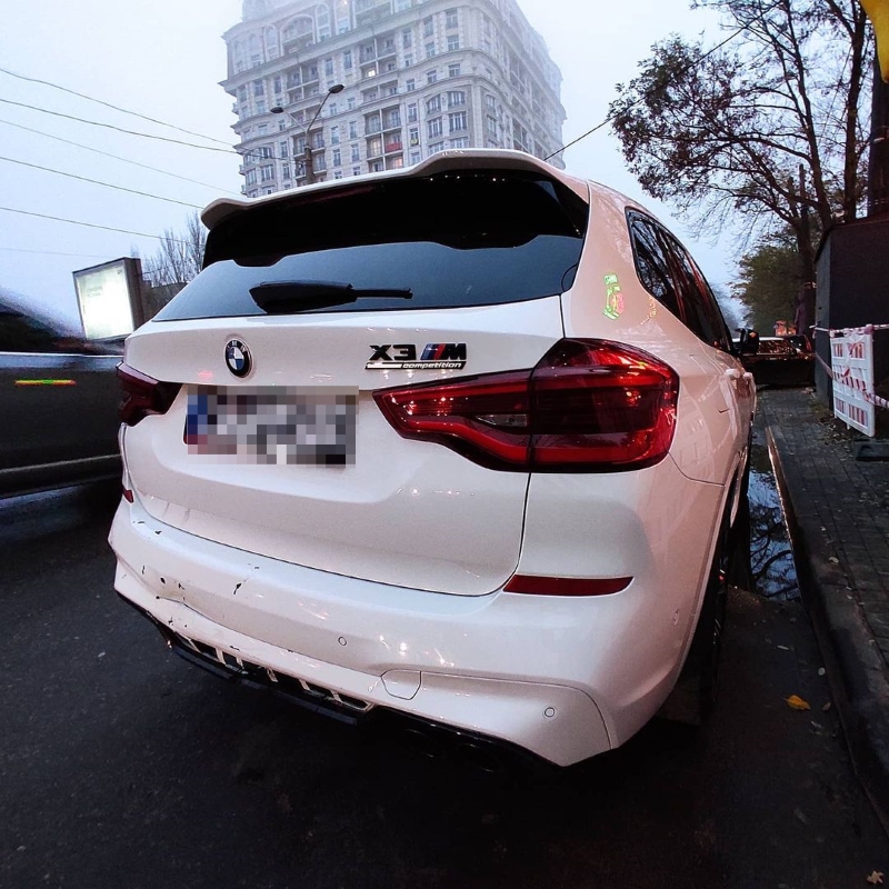 В Одессе заметили роскошный BMW за 3 миллиона: у авто разбит бампер 