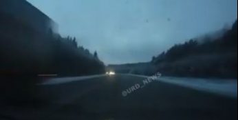 В России водитель не рассчитал скорость, попал под грузовик и умер на месте