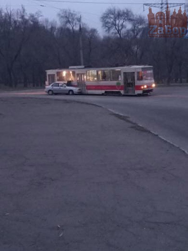 В Запорожье легковой автомобиль врезался в трамвай