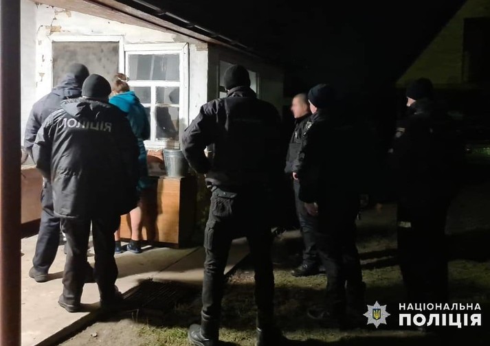На Киевщине мужчина в маске пытался расстрелять семью