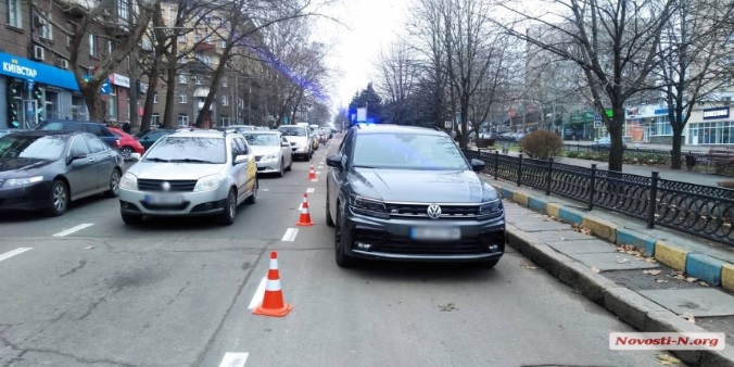В центре Николаева Mercedes и Volkswagen не поделили дорогу