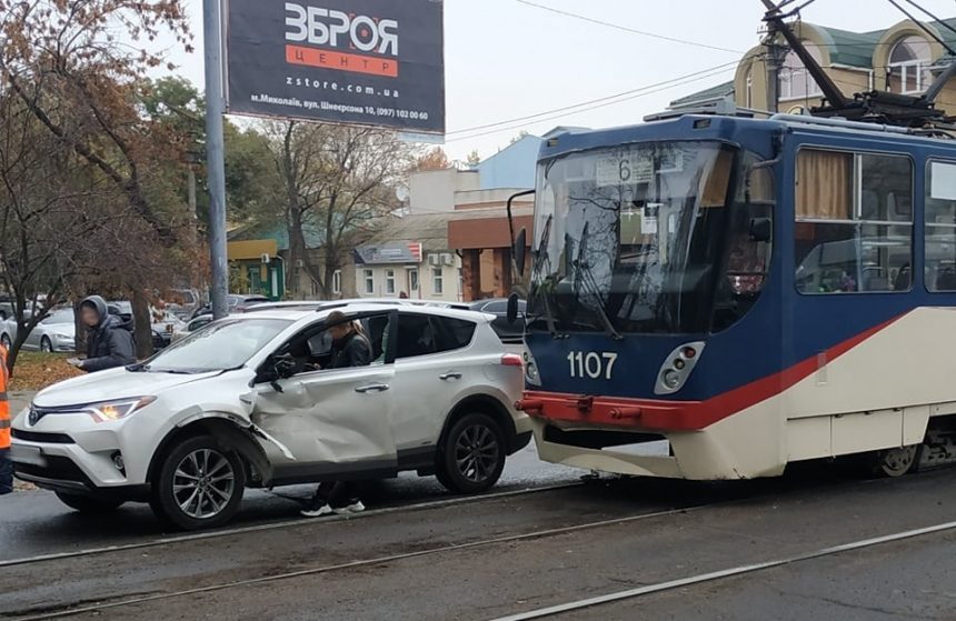 В центре Николаева столкнулись автомобиль Toyota и трамвай