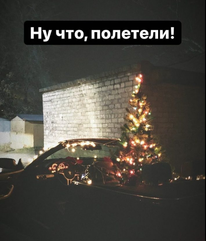 В центре Запорожья заметили новогодний кабриолет с Санта Клаусом