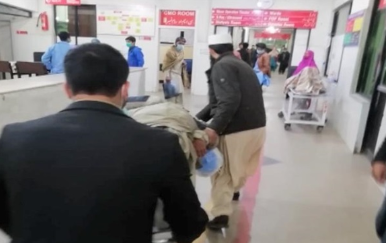 В Пакистане у полицейского участка произошел взрыв:  пострадало 25 человек, включая ребенка