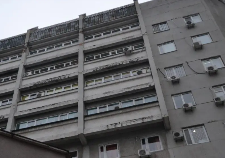 В Запорожье парень «под кайфом» выпал из 4 этажа