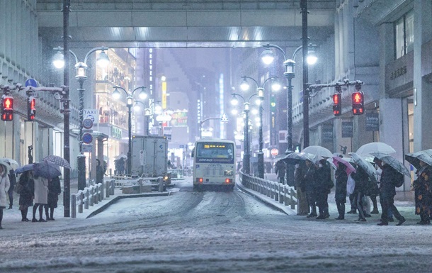 Из-за мощного снегопада в Японии пострадали десятки человек