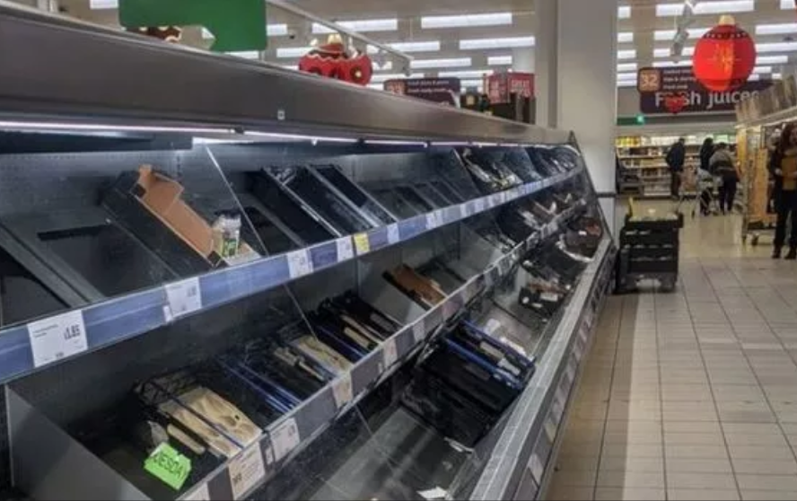 Британцы в панике «сметают» продукты в супермаркетах