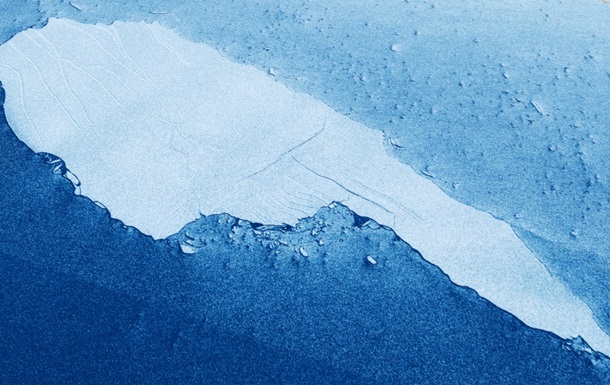 Самый большой в мире айсберг продолжает разрушаться