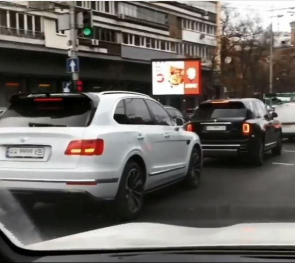 Стоят десятки миллионов долларов: В Киеве на дороге засветились два роскошных автомобиля