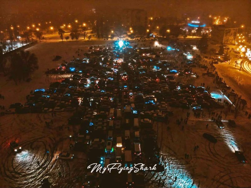 В Харькове 1065 автомобилей выстроились в елку