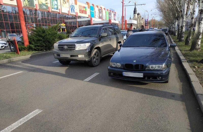 В центре Николаева столкнулись BMW и две Toyota