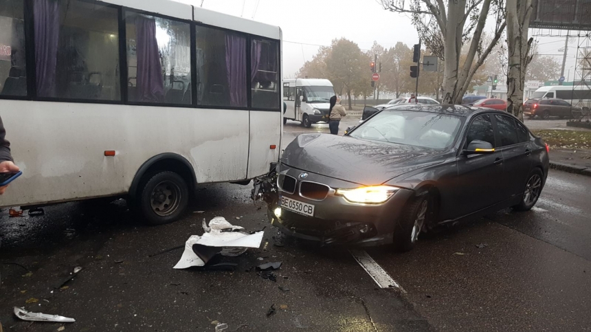 В Николаеве столкнулись 4 автомобиля и маршрутка  