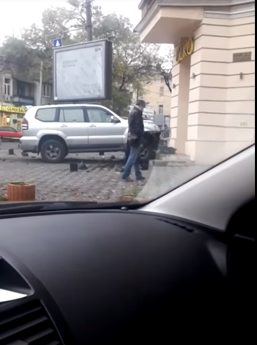 В Одессе внедорожник врезался в Audi и здание 