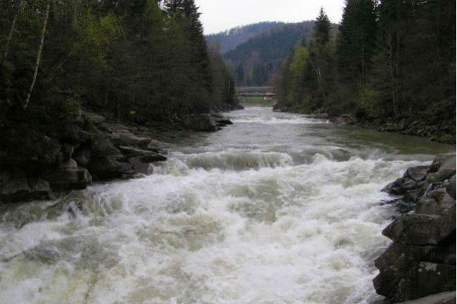 Спасатели предупредили о поднятии уровня воды в реках на Закарпатье