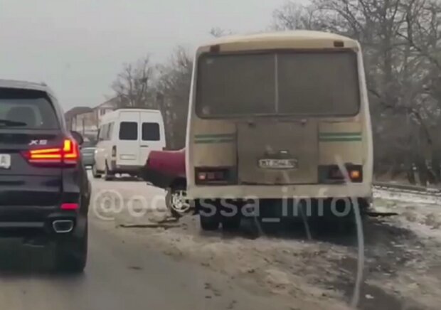 Под Одессой рейсовый автобус смял легковушку