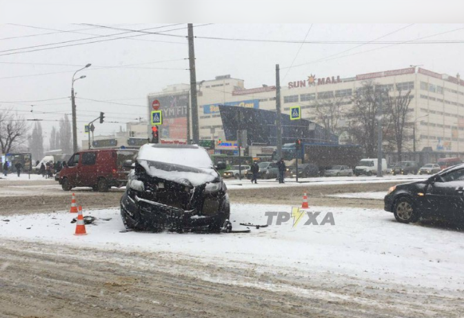 Из-за снегопада на трассе Днепр-Кривой Рог случилось несколько ДТП