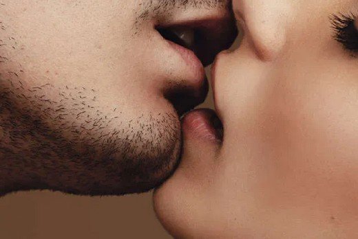 Медики определили ТОП-6 болезней, передающихся во время поцелуя