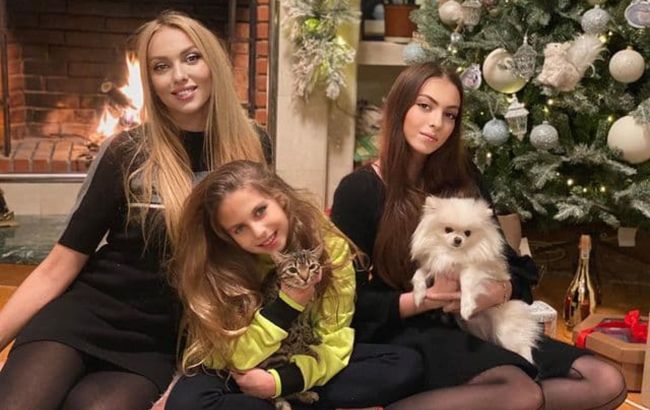 Оля Полякова отдохнула с дочками в центре Киева