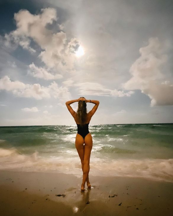 Блеснула ягодицами: модель Кэндис Свэйнпоул станцевала на пляже