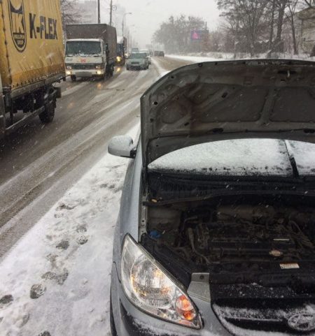Сильный снегопад в Киеве сильно замедлил движение транспорта