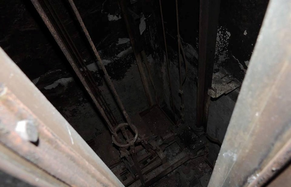 В Киеве рабочий упал в шахту лифта, мужчину госпитализировали &#8212; СМИ