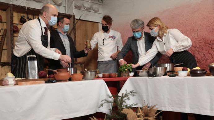Украинские министры варили борщи: победило блюдо с вишнями