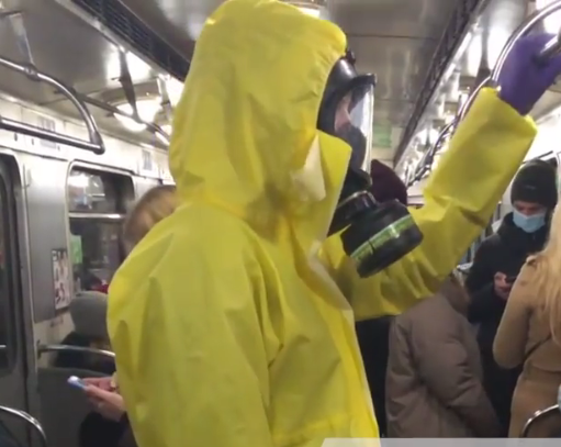 Пассажир столичного метро шокировал окружающих, надев странный костюм 