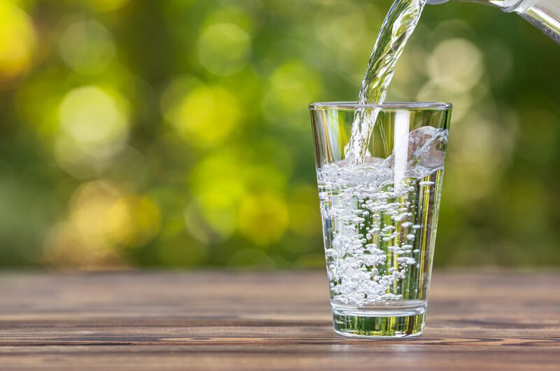 Вода помогает подавлять гормоны, провоцирующие лишний вес