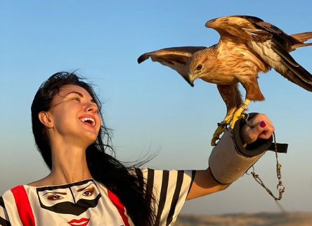 Вика из «НеАнгелов» отдыхала в Египте: поймала хищную птицу