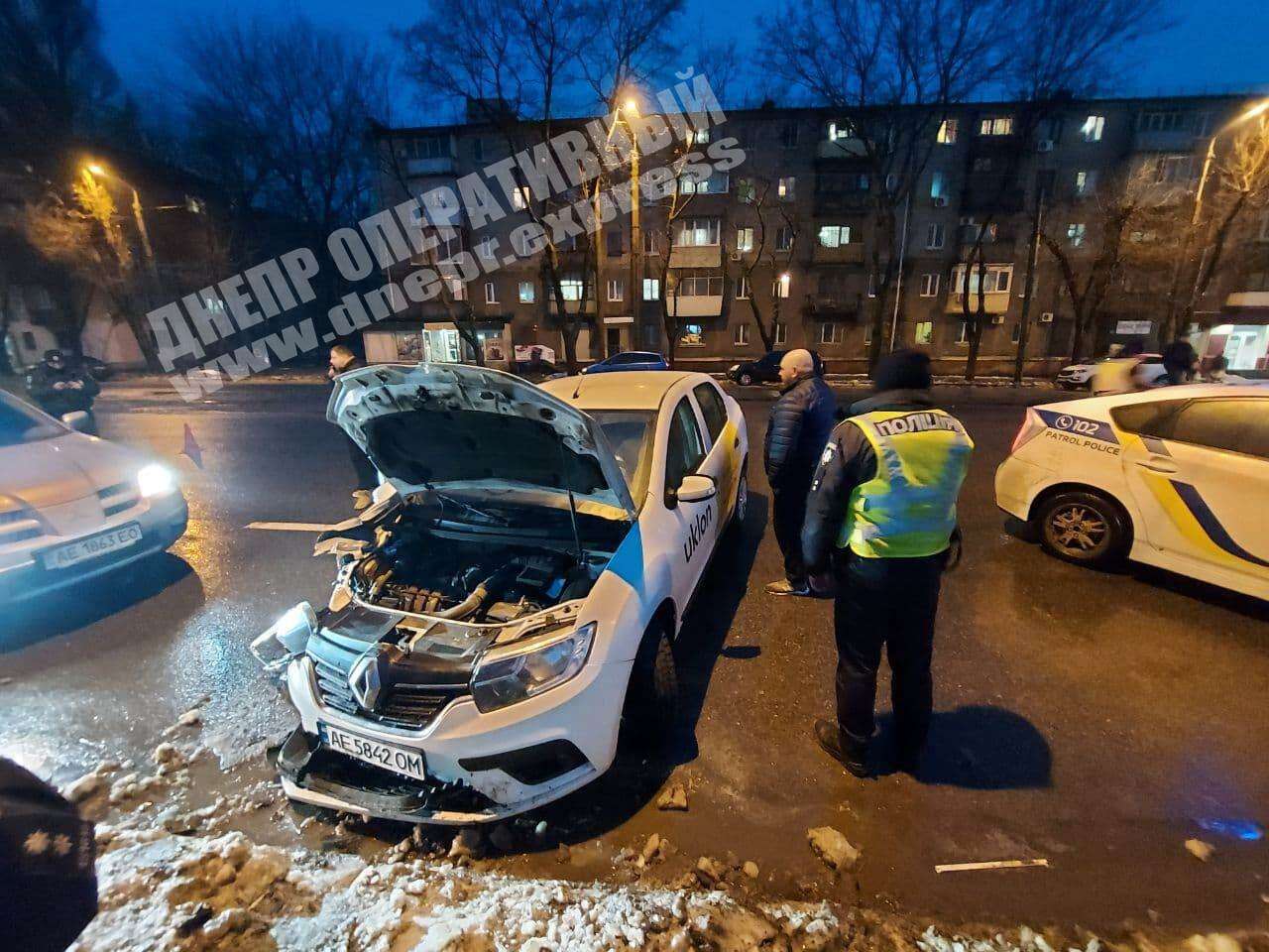В Днепре пьяный таксист врезался в столб