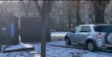 Водитель Daihatsu из-за нужды чуть не протаранил туалет в центре Киева