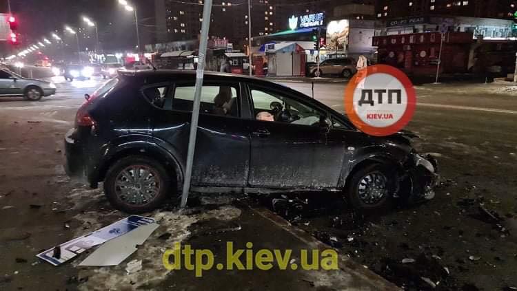 На Харьковском шоссе в Киеве в ДТП пострадали двое водителей
