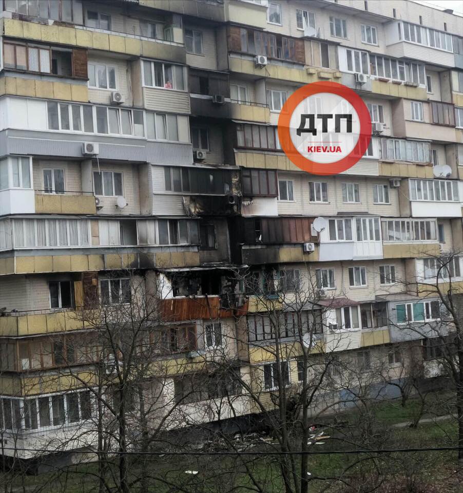 На Оболони в Киеве из-за пожара в многоэтажке повреждены балконы