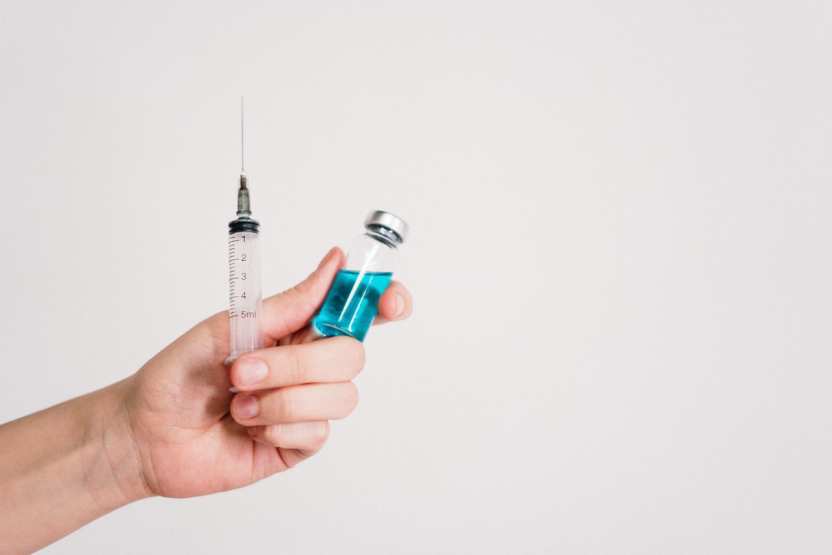 Медики предупредили, что после вакцинации люди могут заразить COVID-19  других