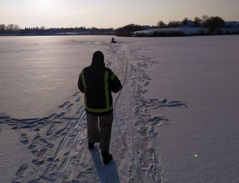 Двое мужчин «проверяли» лед и провалились: один скончался
