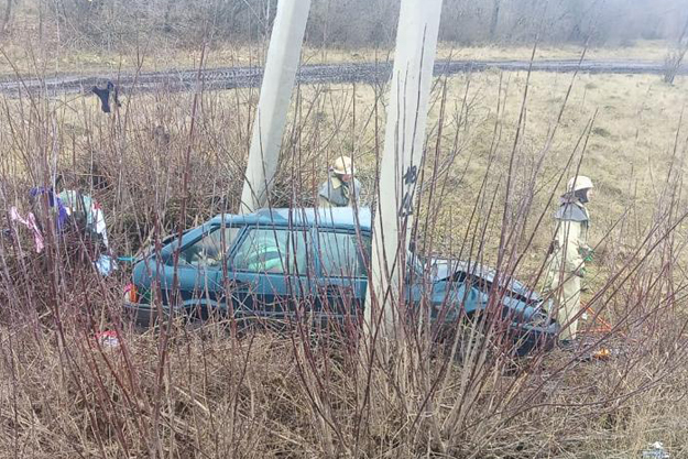 Под Киевом водитель ВАЗ влетел в столб и погиб на месте ДТП